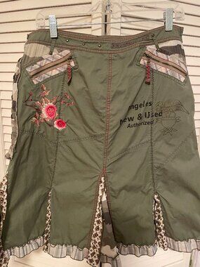 Arty green embroidered knee high skirt. Size L in good condition.